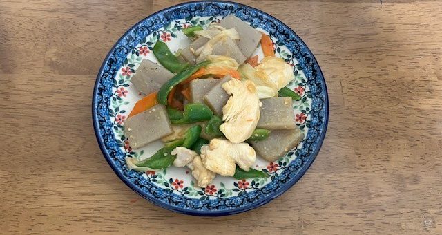 冬の乾燥肌に！こんにゃくと鶏むね肉のピリ辛味噌炒め